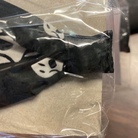 NWT Flying Haunted Printed Skulls Spooky Halloween Black Goth Cloth Headband - Picture 2 of 3
